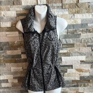 Women's Black and White Sleeveless Top